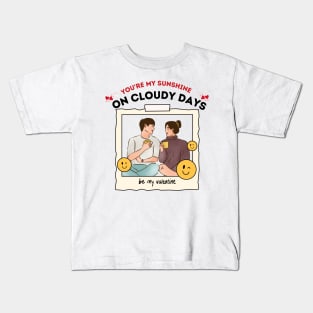 You're my sunshine on cloudy days. Kids T-Shirt